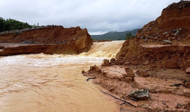 Vỡ đập Lim ở Yên Thành gây ngập úng nặng nhiều vùng