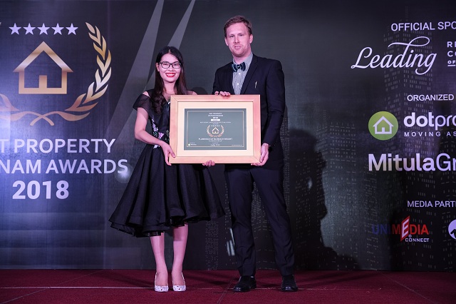 Bà Nguyễn Thị Xuyên – GĐKD đại diện Flamingo nhận giải Dot Property Vietnam