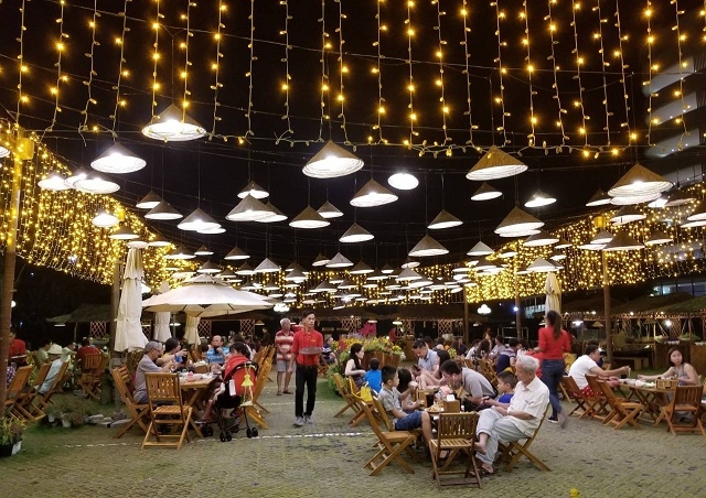 Khu vực Ẩm thực đường phố tại khu nghỉ dưỡng 5 sao FLC Quy Nhon Beach & Golf Resort gần như không còn chỗ trống trong mùa cao điểm