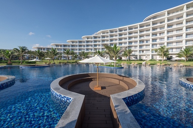 Hưởng thụ những giờ phút thư giãn đáng giá khi bạn được nhấm nháp từng ngụm cocktail sóng sánh giữa lòng bể bơi