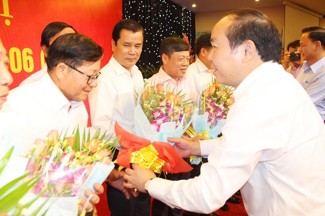 Chủ tịch Nguyễn Ngọc Bảo tặng hoa các thành viên