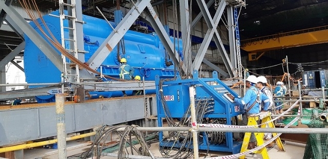 Tổ máy số 2 đang được lắp đặt vào vị trí.