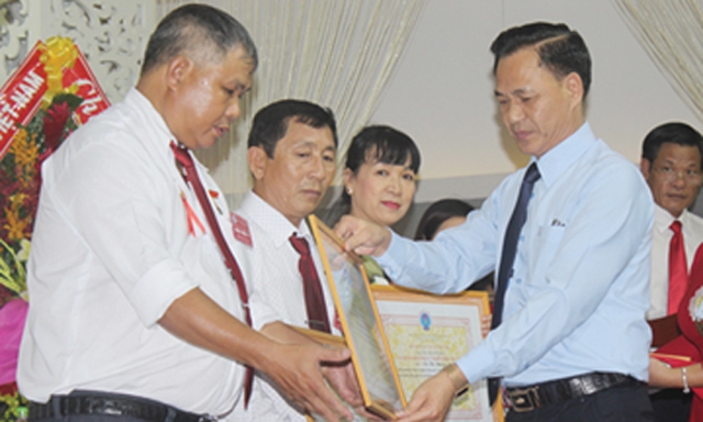 Phó Chủ tịch Nguyễn Mạnh Cường tặng Bằng khen cho các đơn vị tiêu biểu