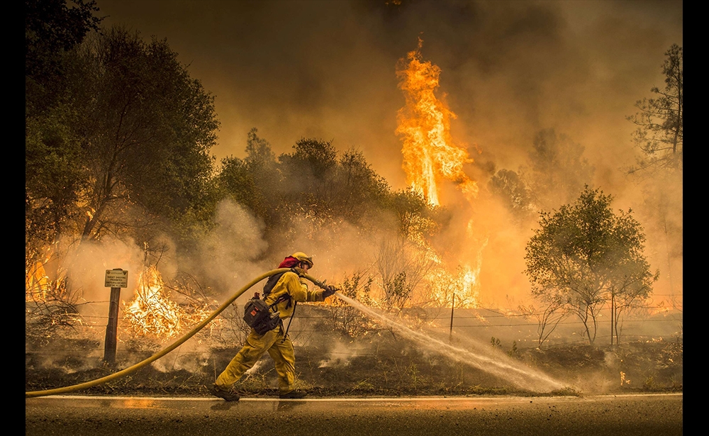 Mùa hè đến như cơn ác mộng ở California, nơi tình trạng khẩn cấp về hỏa hoạn đã được thống đốc tiểu bang tuyên bố. Khoảng 100.000 ha đã bốc khói từ đầu tháng 7 với 17 vụ hỏa hoạn đồng thời diễn ra mà không thể kiểm soát (bao gồm cả đám cháy lớn Carr ở phía bắc), 8 người chết, ít nhất 40.000 người được sơ tán, và 12.000 nhân viên cứu hỏa được huy động làm việc cả ngày lẫn đêm để chống lại ngọn lửa. Ảnh: Hector Amezcua / AP