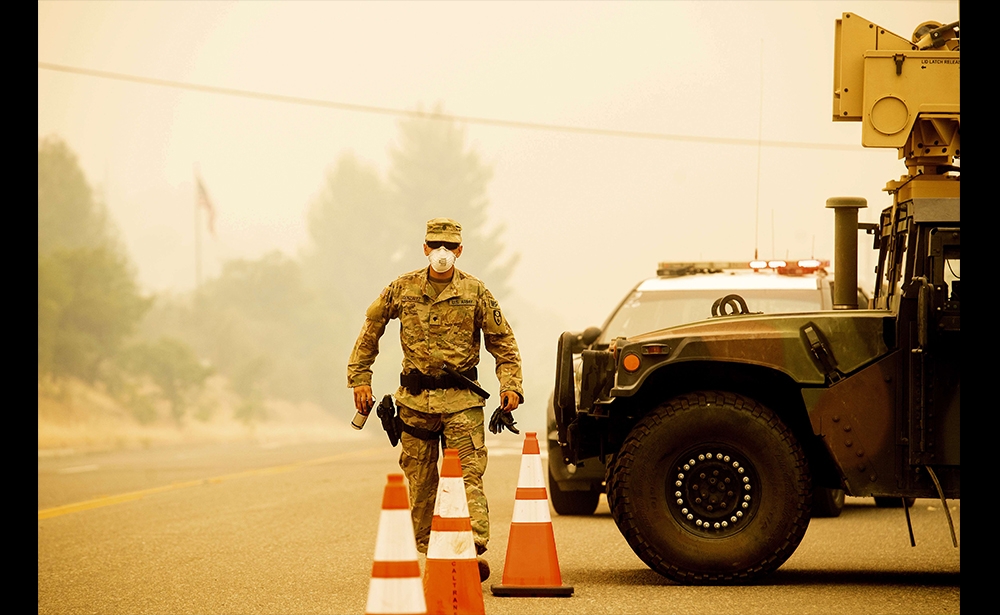 Quân tiếp viện từ khắp nơi trên nước Mỹ Khoảng 12.000 nhân viên cứu hỏa chiến đấu cả ngày và đêm chống lại ngọn lửa, và quân tiếp viện - đặc biệt là quân đội - đã đến từ 16 tiểu bang (thậm chí từ Florida, New Jersey hoặc Maryland) để giúp một tay. Trước cường độ ghê gớm của đám cháy, chính quyền liên tục tuyển dụng các tình nguyện viên mới... thậm chí cả người không có kinh nghiệm.