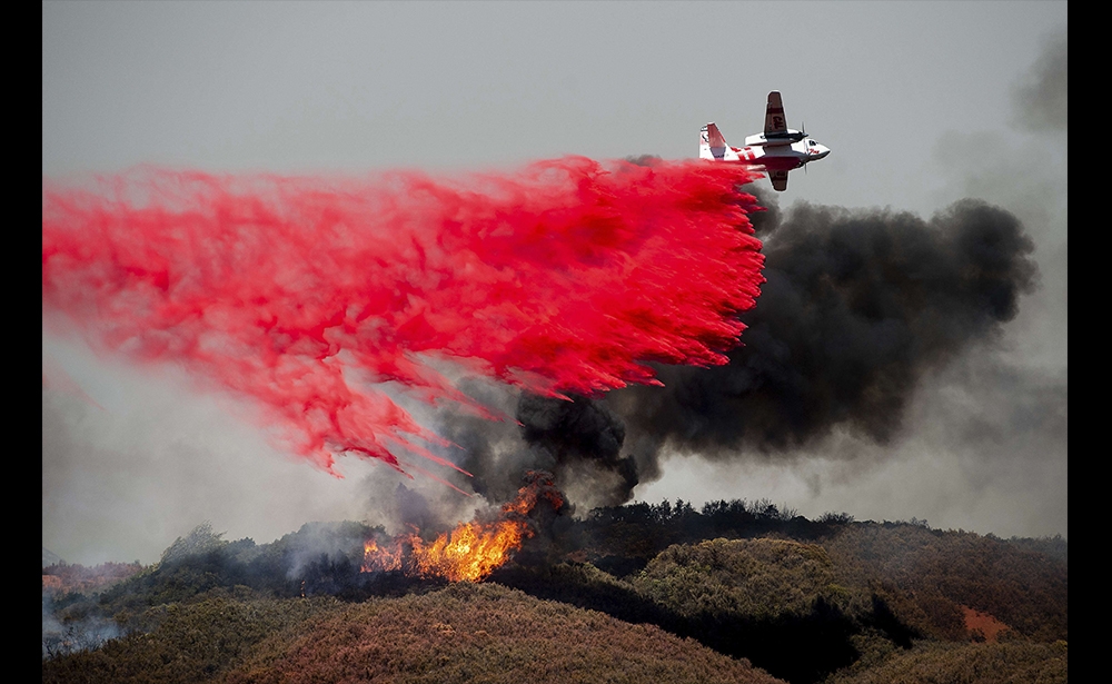Máy bay chữa cháy Máy bay chữa cháy giúp kiểm soát sự tiến triển của đám cháy. Công cụ trên không rất ấn tượng này đã được phát triển ở Canada vào cuối những năm 1960 để đối phó với cháy rừng. Những chiếc máy bay ném bom sử dụng nước có thể thêm bọt chống cháy hoặc gel chống cháy, khiến cho nó có màu đỏ. Mục tiêu của những chiếc máy bay thả chất chống cháy này là làm chậm sự tiến triển của ngọn lửa và tạo điều kiện cho các lính cứu hỏa tác nghiệp trên mặt đất.