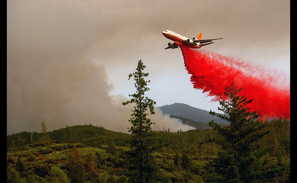 Thời gian của siêu máy bay chống cháy Các tàu sân bay lớn đã được huy động thành máy bay ném bom nước để ngăn chặn những đám cháy lớn vượt ngoài tầm kiểm soát. Như dòng máy bay DC 10 (hoặc MD 11) thậm chí cả Boeing 747. Đây là những siêu máy bay, được đưa vào hoạt động từ những năm 2000 với thời gian nạp đầy khoang chứa 75.000 lít chất chống cháy chỉ mất chưa đầy 30 phút, cho phép vượt qua công suất 12.000 lít chất chống cháy của máy bay chữa cháy truyền thống.