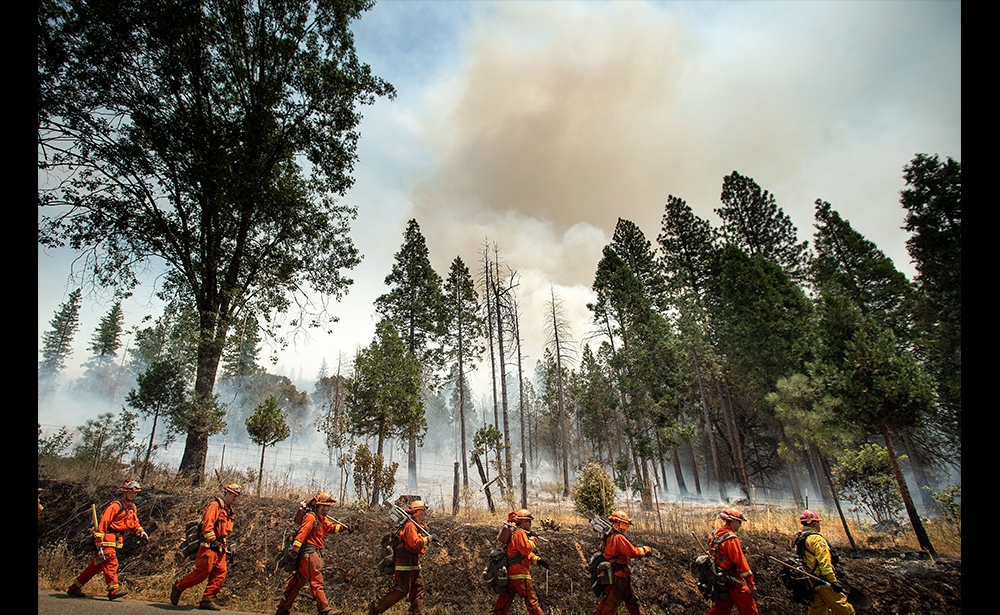 Công viên Yosemite đóng cửa Bị tấn công bởi hỏa hoạn, công viên Yosemite nổi tiếng, công viên được ghé thăm nhiều thứ năm tại Mỹ, đã phải đóng cửa lần đầu tiên kể từ năm 1990. Một lính cứu hỏa đã chết trong chiến dịch.
