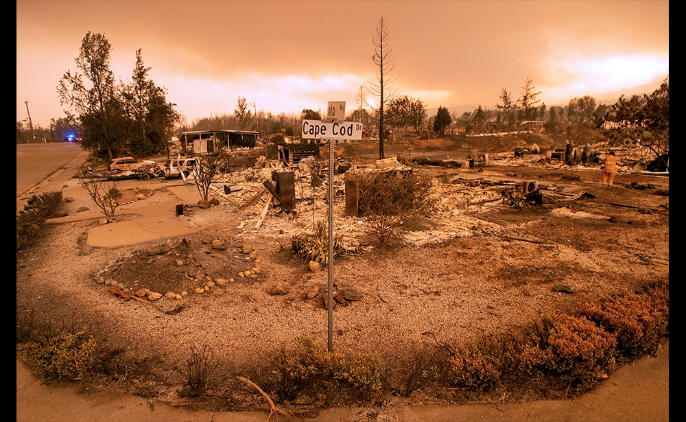 Các khu phố bị thiêu rụi thành tro Bao vây các thành phố, đám cháy đã làm thiêu hủy toàn bộ các khu phố thành tro bụi. Các ngôi nhà đã bị phá hủy hoàn toàn trong một vài phút trước sức nóng dữ dội.