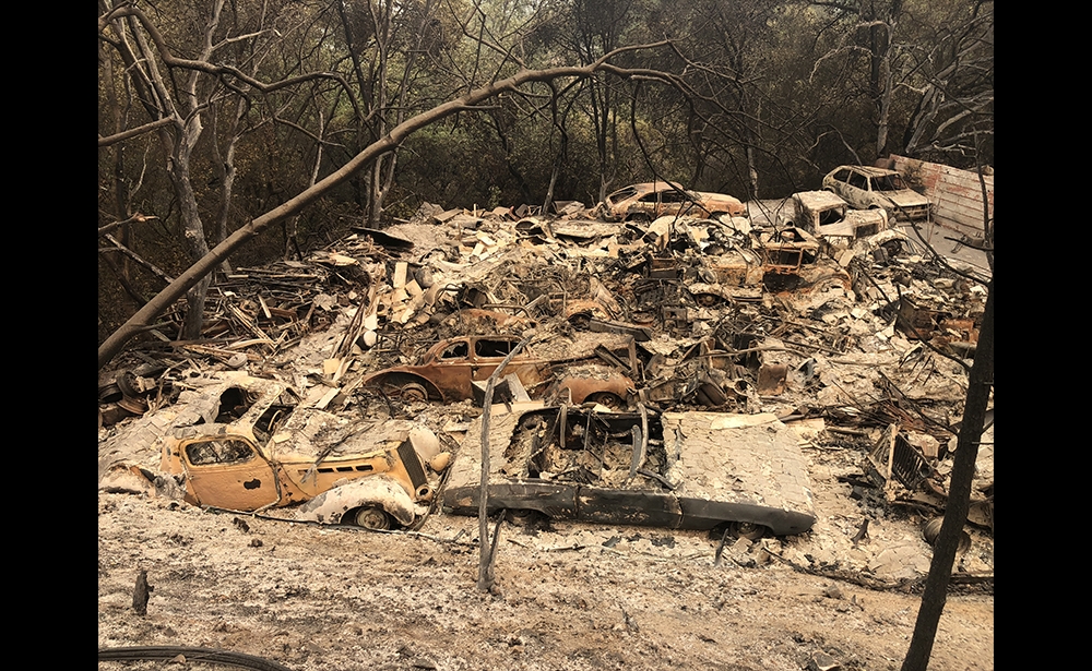 Lốc xoáy lửa Đám cháy giống như một cơn lốc xoáy bằng lửa, những người sống sót kể lại. Điều đó có thể được hiểu khi nhìn thấy những chiếc xe ôtô bị thiêu rụi bởi ngọn lửa.