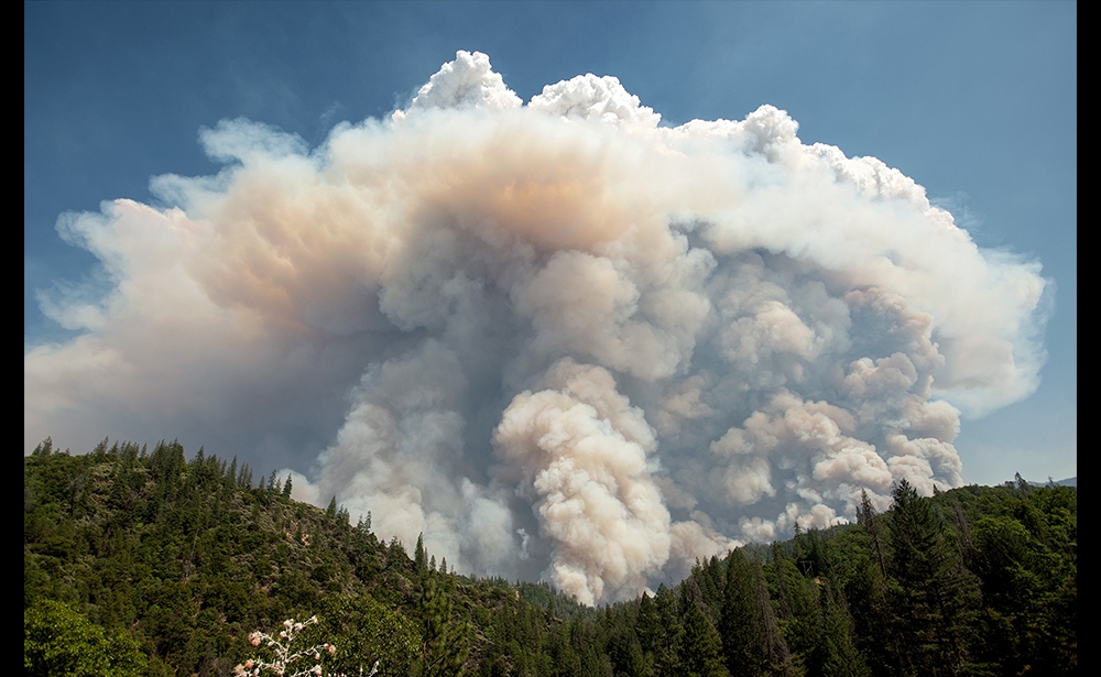 Sinh ra các đám mây hóa học Bằng cách kích thích sự bốc hơi của nước chứa trong cây và thực vật cháy, đám cháy gây ra một số loại vi khí hậu: Đám cháy nóng đến nỗi chúng tạo ra đám mây hóa học, những đám mây giống nấm và có thể nhìn thấy từ xa, theo CNN.