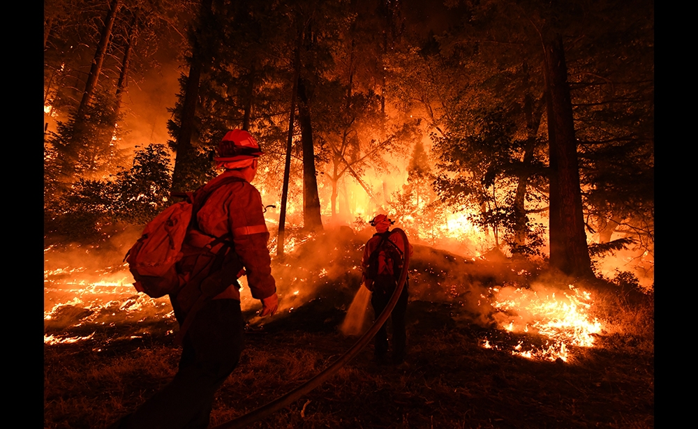 Gió và hạn hán, kẻ thù ghê gớm Gió và hạn hán làm phức tạp thêm công việc của các nhân viên cứu hỏa, như đám cháy vào ngày 31 tháng 7 tại thành phố Douglas, phía tây Redding, trong khi dự báo thời tiết nhấn mạnh tình trạng khô hạn và nóng vẫn còn trong những ngày tới. Ảnh: Mark Ralston / AFP