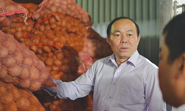 Chủ tịch Nguyễn Ngọc Bảo thăm kho lạnh của HTX Nông nghiệp Tấn Phát