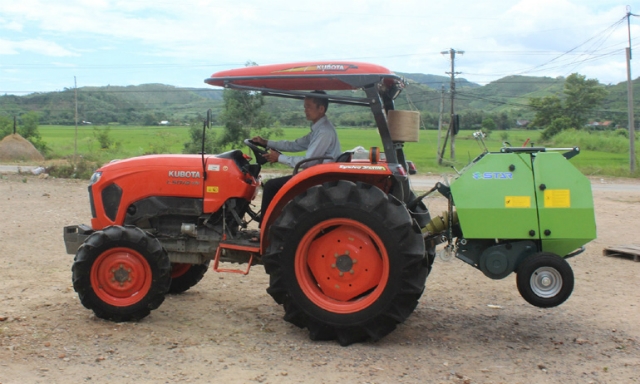 Nhờ được hỗ trợ kinh phí, HTX An Nghiệp đã sắm được máy cuộn rơm