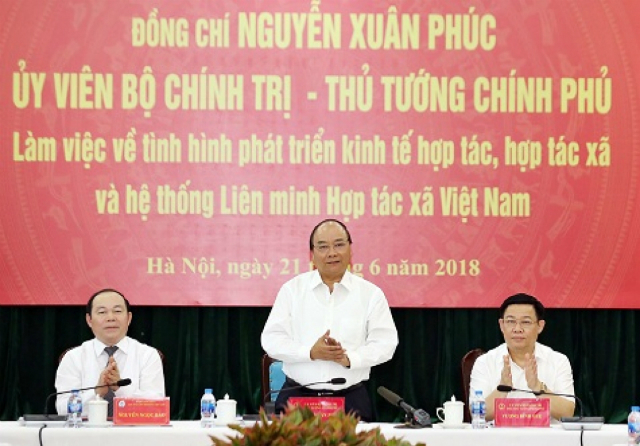 Thủ tướng Nguyễn Xuân Phúc phát biểu trong buổi làm việc với Liên minh HTX Việt Nam