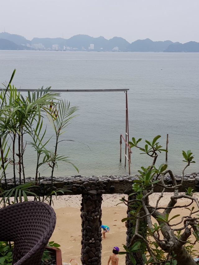 Từ đảo Cát Ông nhìn vào thị trấn Cát Bà chỉ khoảng 2 hải lý.