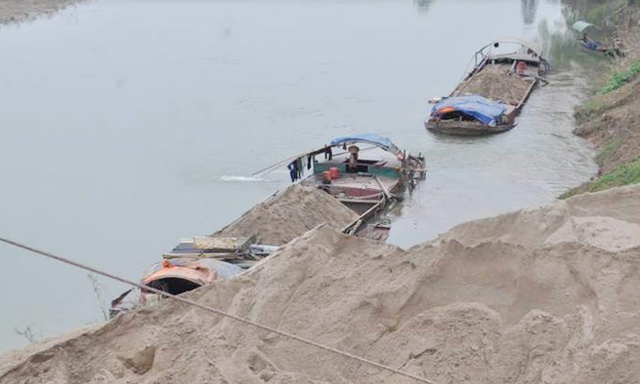 Một điểm tập kết cát sỏi trái phép trên sông Lam