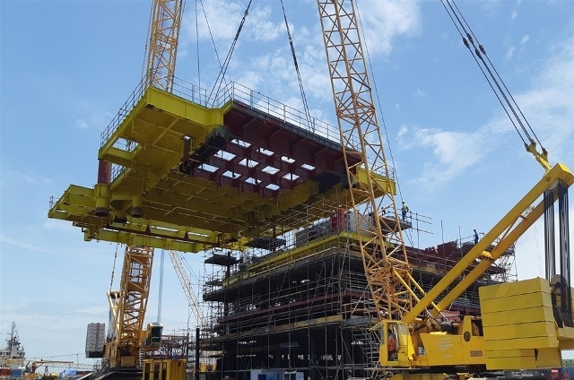 Vietsovpetro sử dụng 2 cẩu để nâng sàn Upper deck giàn CTC1