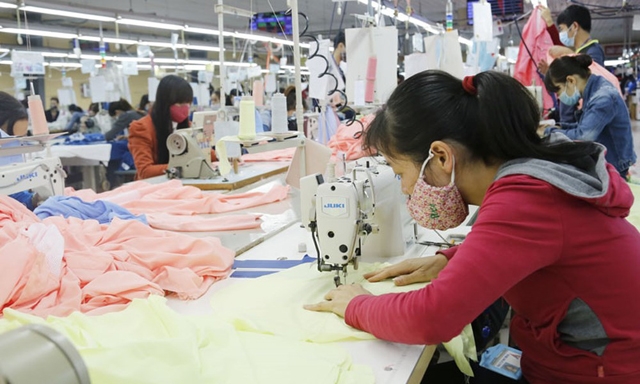 Không tạo dựng được thương hiệu riêng, DN dệt may khó giữ sân nhà