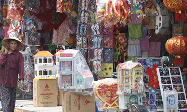 Nhà lầu, xe hơi vàng mã giá cả triệu đồng vẫn hút khách