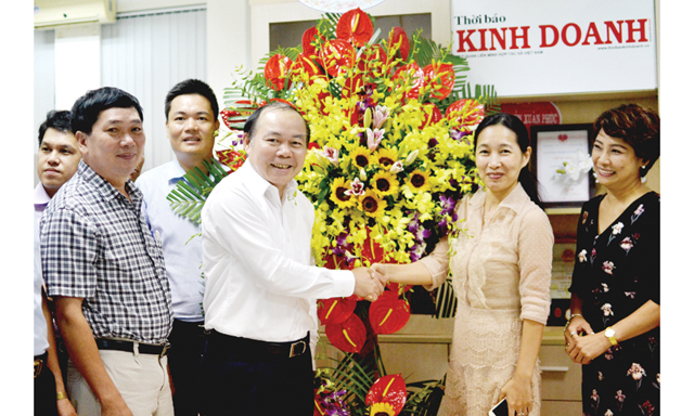 Chủ tịch Nguyễn Ngọc Bảo tặng hoa cho TBKD nhân kỷ niệm 25 năm thành lập