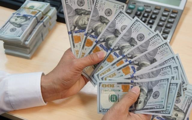 Giá bán USD trên thị trường tự do đã lập đỉnh mới 23.700 đồng/USD.