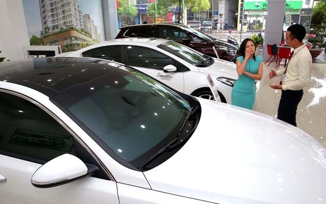 Sức mua ô tô tiếp tục sụt giảm.