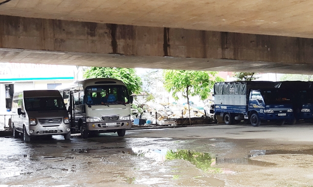Điểm trông giữ xe của hộ ông Toàn tại gầm cầu An Đồng