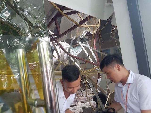 Dây cáp đứt, vật liệu xây dựng rơi xuống thủng mái nhà điều hành khiến 2 người bị thương