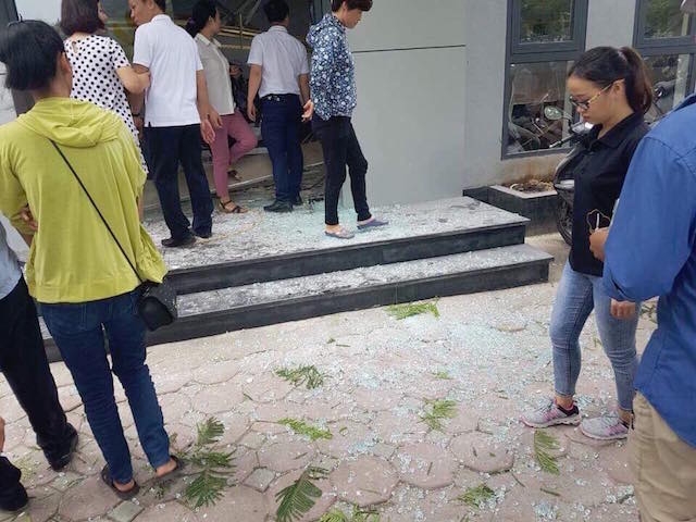 Mảnh kính trong nhà điều hành vị vỡ vụn