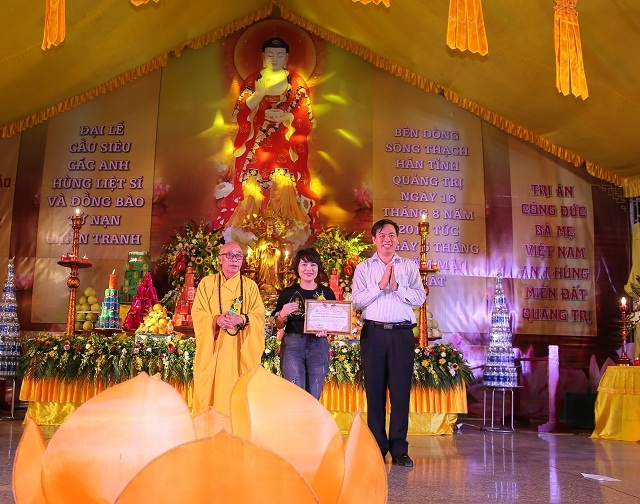 Ban Tổ chức trao Kỷ niệm chương trình cho đại diện Ngân hàng Quốc Dân