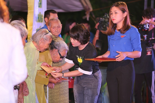 Bà Dương Thị Lệ Hà – Phó TGĐ Thường trực Ngân hàng Quốc Dân trao sổ tiết kiệm cho bà mẹ Việt Nam anh hùng tỉnh Quảng Trị.