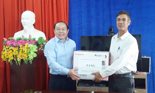 Chủ tịch Nguyễn Ngọc Bảo tặng dàn máy vi tính cho HTX