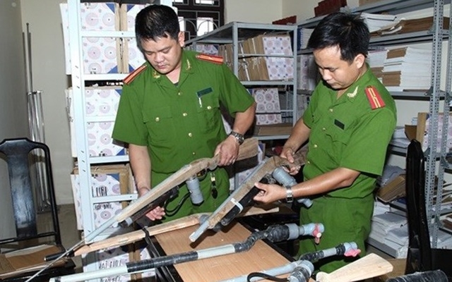 Các loại súng săn, vũ khí thể thao, vũ khí thô sơ; các loại súng dùng để bắn đạn điện không phải kiểm tra chuyên ngành.