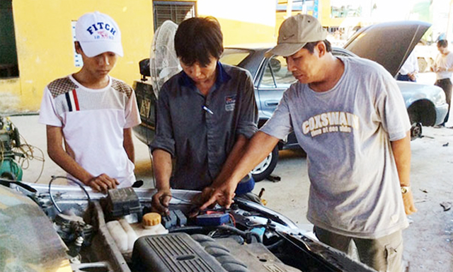 Giám đốc Trần Nhật Ninh hướng dẫn công nhân làm việc