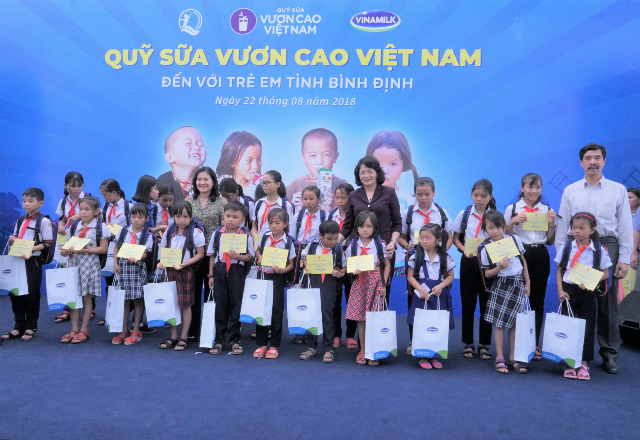Bà Đặng Thị Ngọc Thịnh – Ủy viên Ban Chấp hành Trung ương Đảng, Phó Chủ tịch nước Cộng hòa Xã hội Chủ nghĩa Việt Nam; Bà Nguyễn Thị Hà - Thứ trưởng Bộ Lao động Thương binh Xã hội và ông Nguyễn Quốc Khánh – Giám đốc Điều hành Vinamilk trao quà cho các em học sinh tiêu biểu