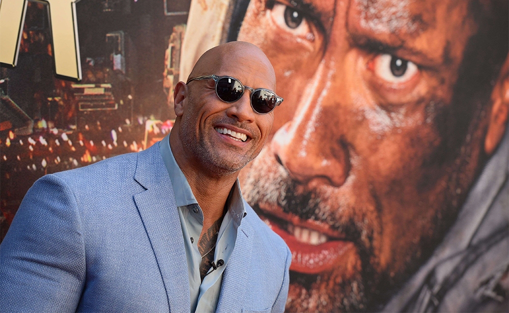 2- Dwayne Johnson Đô vật lừng danh thường được biết đến với biệt danh The Rock (Tảng đá), giữ vị trí thứ hai của mình với doanh thu 124 triệu USD. Nam diễn viên xuất hiện trong bộ phim bom tấn năm nay Jumanji: Trò chơi kỳ ảo (tên gốc tiếng Anh: Jumanji: Welcome to the Jungle). Ảnh: SIPA