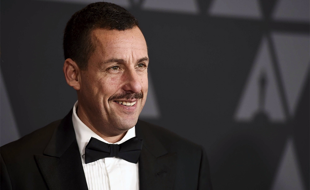 8- Adam Sandler Diễn viên người Mỹ vẫn nằm trong top 10 của danh sách với 39,5 triệu USD. Khoản tiền này có được chủ yếu nhờ vào thỏa thuận đạt được với Netflix. Năm ngoái, anh giành vị trí thứ tư trong bảng xếp hạng. Ảnh: SIPA