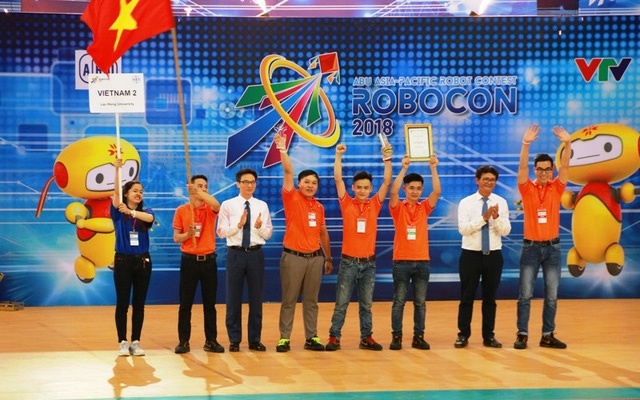 Lần đầu tiên 1 đội Robocon Việt Nam vô địch trên sân nhà.