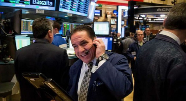 Lần đầu tiên chỉ số Nasdaq đóng cửa ở mức trên 8.000 điểm.