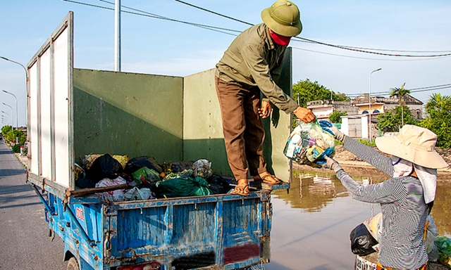 Công nhân HTX vệ sinh môi trường xã Hải Phương thu gom rác thải