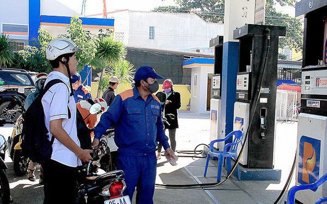 Bộ Tài chính đề xuất thuế bảo vệ môi trường với mỗi lít xăng sẽ tăng 1.000 đồng lên 4.000 đồng.