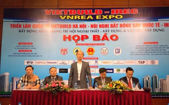 Ông Nguyễn Trần Nam, nguyên Thứ trưởng Bộ Xây dựng, Chủ tịch Hiêp hội Bất động sản Việt Nam trả lời các câu hỏi của các phóng viên trong buổi họp báo