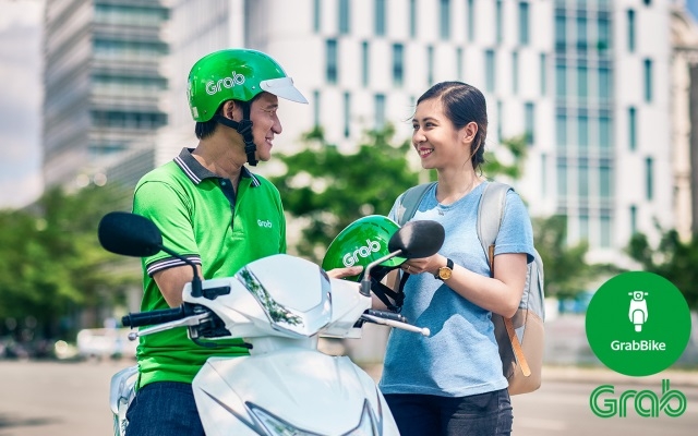 Giao nhận thức ăn GrabFood thông qua mạng lưới hơn 135.000 đối tác tài xế khắp cả nước.