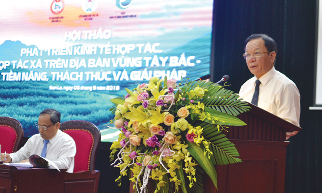 Bí thư tỉnh Sơn La Hoàng Văn Chất báo cáo tại hội thảo.