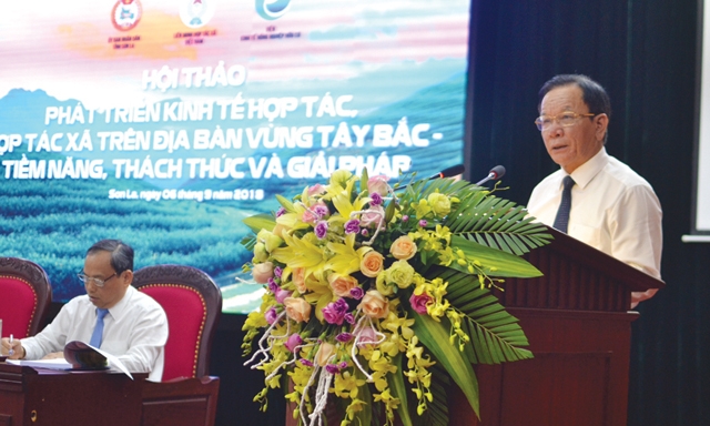 Bí thư tỉnh Sơn La Hoàng Văn Chất báo cáo tại hội thảo.