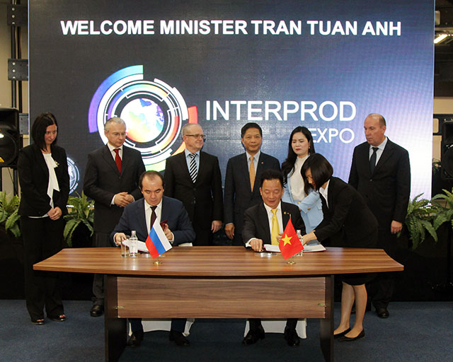 Chủ tịch HĐQT kiêm Tổng Giám đốc Tập đoàn T&T Group Đỗ Quang Hiển và đại diện Liên đoàn doanh nghiệp thuộc Liên minh kinh tế Á Âu (EABU) ký biên bản ghi nhớ hợp tác dưới sự chứng kiến của Bộ trưởng Bộ Công thương Việt Nam Trần Tuấn Anh và đại diện Liên minh kinh tế Á - Âu.