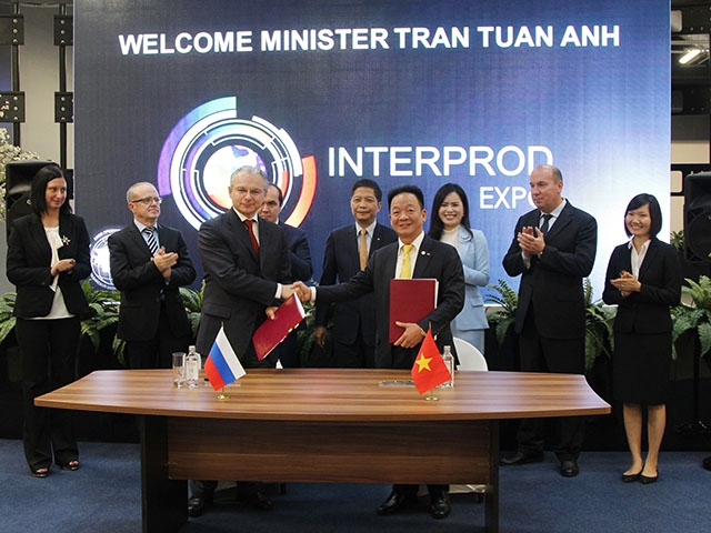 Chủ tịch HĐQT kiêm Tổng Giám đốc Tập đoàn T&T Group Đỗ Quang Hiển và đại diện Food City ký biên bản ghi nhớ hợp tác dưới sự chứng kiến của Bộ trưởng Bộ Công thương Việt Nam Trần Tuấn Anh và đại diện Liên minh kinh tế Á - Âu.
