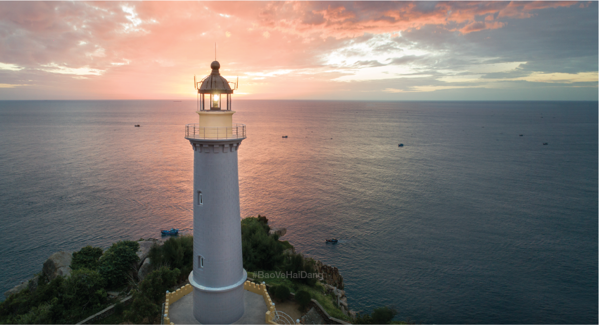 Nơi đón ánh nắng đầu tiên của Tổ quốc Đứng trên ngọn hải đăng phóng tầm mắt ra xung quanh, một bên là núi non trùng điệp, một bên là biển rộng mênh mông, trên đầu mây trắng vời vợi giữa trời xanh thăm thẳm, đúng là bức tranh tuyệt tác của tạo hóa. Khoảnh khắc đón bình minh khởi đầu ngày mới khiến bất cứ người Việt nào cũng phải tự hào và xúc động.