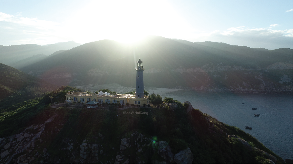 Nắng gắt là “đặc sản” của Đại Lãnh Để luôn vững vàng trước thời tiết “nắng hết sức mưa hết mình”, hải đăng Đại Lãnh cần một lớp áo bảo vệ đặc biệt. Mới đây, toàn bộ hải đăng đã được sơn phủ kỹ lưỡng bằng Dulux Weathershield, loại sơn ngoại thất cao cấp nhất của AkzoNobel với các tính năng vượt trội để bảo vệ hải đăng trước mọi điều kiện thời tiết khắc nghiệt nhất.